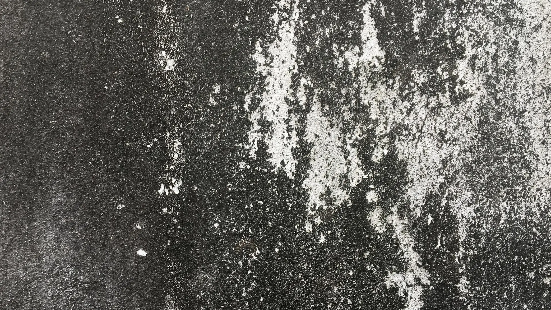 Hormigón oscuro con vetas de cal